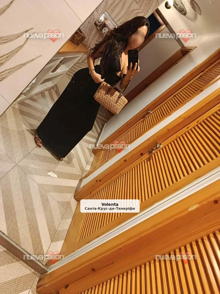 Genna, ardiente latina de paso en Tenerife - 1/5