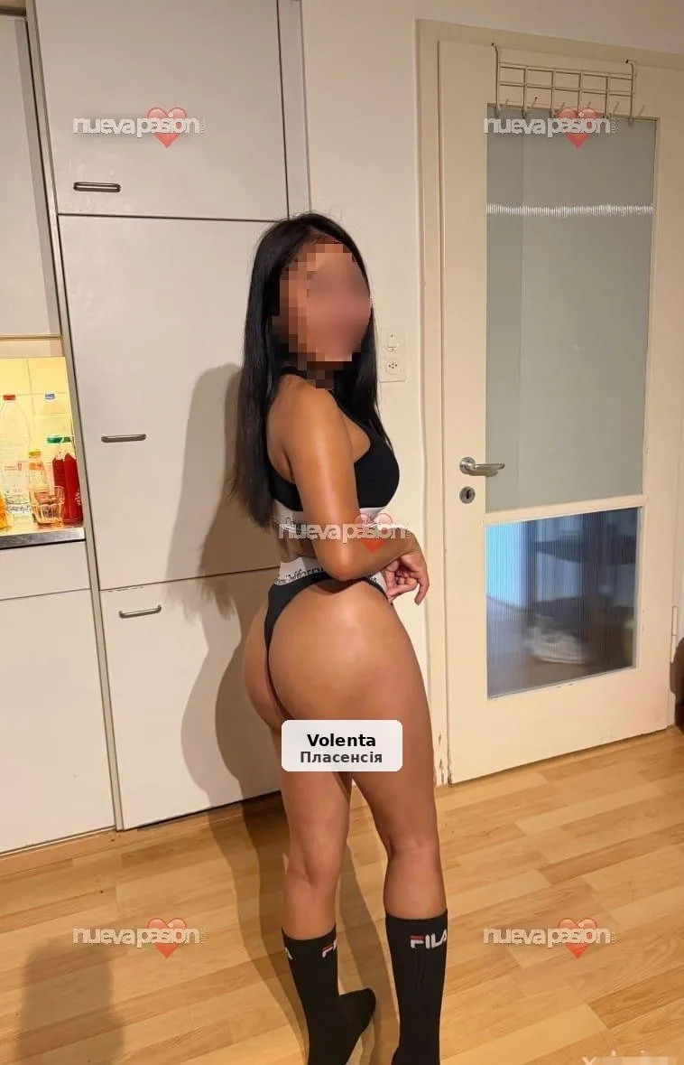 Laura, ardent llatina de 28 anys - 1/2